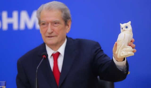 Berisha merr me vete bufin në konferencë: Nuk është dhuratë për Edi Ramën