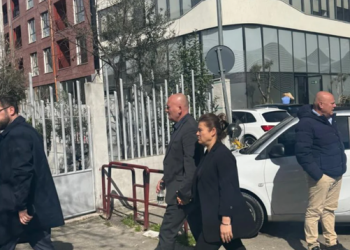 Vrasja e Martin Canit/ Mbahet seanca paraprake, prindërit e viktimës futen dorë për dore në Gjykatë