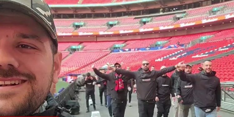 6 orë para ndeshjes, Tifozat Kuqezi ndezin atmosferën në Wembley