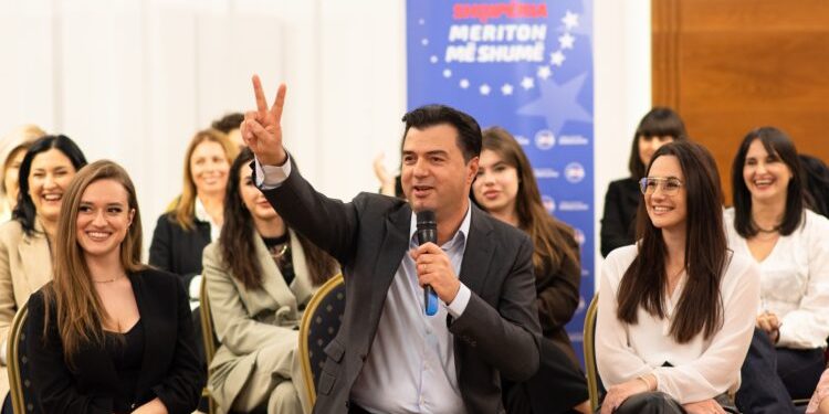 KQZ urdhëron Bashën që të heqë simbolet e Partisë Demokratike nga zyra e tij