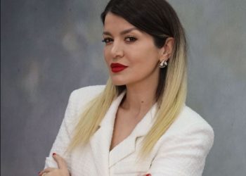 PL drejt shpërbërjes, jep dorëheqjen kryetarja e gruas, Esmeralda Demiraj