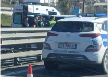 VIDEO/ Ambulanca përmbyset në mes të rrugës në Durrës