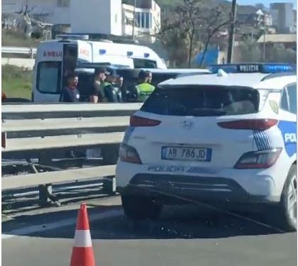 VIDEO/ Ambulanca përmbyset në mes të rrugës në Durrës
