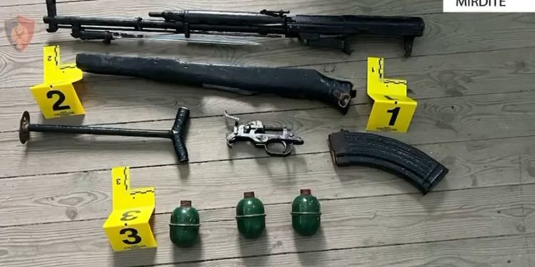 U kap me kallashnikov, granata e municion luftarak, arrestohet 15-vjeçari nga Burreli