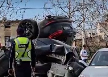 Vlorë/ Porsche ‘fluturon’ nga rruga, përplas 4 makina të tjera
