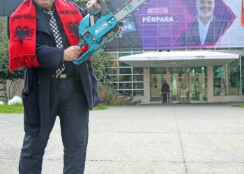 Altin Goxhaj dorëzon kandidaturën në PD: Nga biznesi i motosharrave te politika me “Make Albania Great Again”