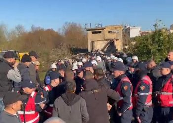 Kundërshtojnë punimet e ujësjellësit, përplasje mes policisë dhe banorëve në Tragjasit