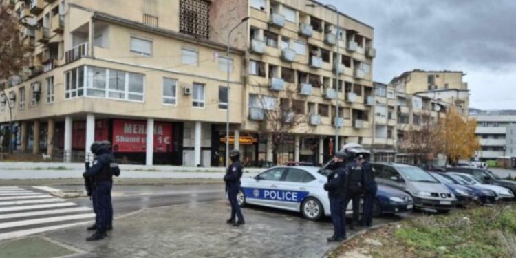 Policia aksion në Mitrovicë kundër kontrabandës së armëve dhe municioneve, 16 të arrestuar