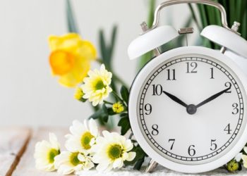 Rikthehet ora verore më 30 Mars, akrepat do të lëvizin një orë përpara