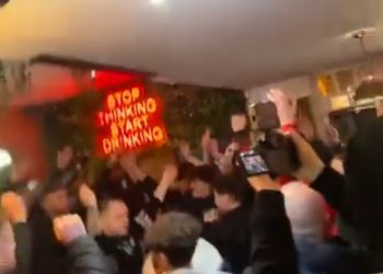 Video/ Super adrenalinë para nisjes së ndeshjes, TKZ “i vë flakën” Anglisë