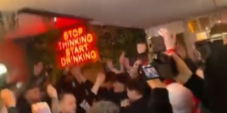 Video/ Super adrenalinë para nisjes së ndeshjes, TKZ “i vë flakën” Anglisë