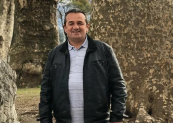 Ky është 53-vjeçari shqiptar që goditi me thikë gruan dhe u hodh nga ballkoni