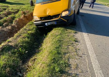 Fugoni përplas fëmijën në Klos, i mituri niset me urgjencë në spital