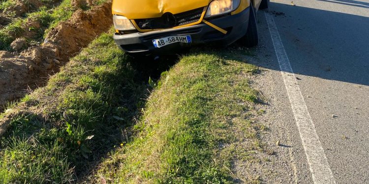 Fugoni përplas fëmijën në Klos, i mituri niset me urgjencë në spital