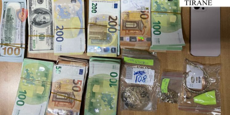 Kontrabandonte flori drejt Shqipërisë, përfundon në burg 39-vjeçari turk
