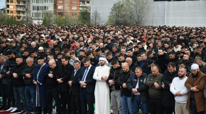 Falja e Namazit para orarit të caktuar në Sheshin Skënderbej, reagon Komuniteti Mysliman i Shqipërisë