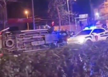 Aksident në Laprakë/ Ambulanca përplaset me një makinë, përmbyset në mes të rrugës