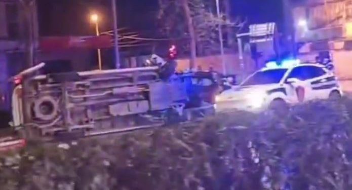 Aksident në Laprakë/ Ambulanca përplaset me një makinë, përmbyset në mes të rrugës