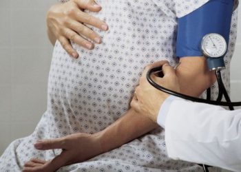 Pse disa gra shtatzëna e kanë më të vështirë lindjen, rastet që sjellin komplikime