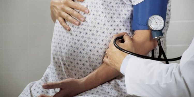 Pse disa gra shtatzëna e kanë më të vështirë lindjen, rastet që sjellin komplikime