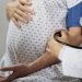 Pse disa gra shtatzëna e kanë më të vështirë lindjen, rastet që sjellin komplikime