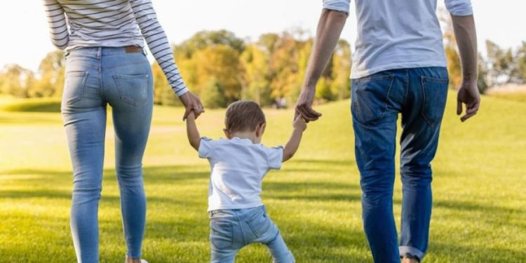 Fëmija ju pyet si ka ardhur në jetë dhe nuk dini t’i përgjigjeni? Sociologia jep këshillën për prindërit dhe mësuesit