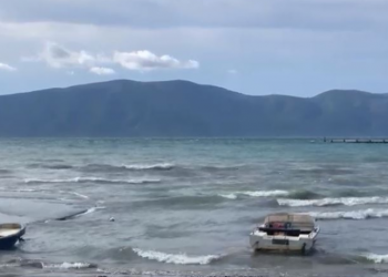 Përkeqësimi i motit, ndalohet lundrimi i mjeteve të vogla dhe atyre të peshkimit në Vlorë