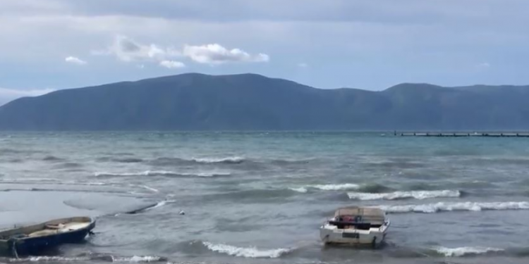Përkeqësimi i motit, ndalohet lundrimi i mjeteve të vogla dhe atyre të peshkimit në Vlorë