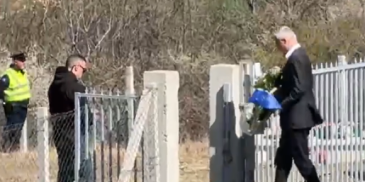 Hashim Thaçi mbërrin në Kosovë, tek varri i babait të tij