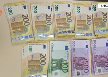Çifti irlandez gjejnë mbi 40 mijë euro në afërsi të një supermarketi në Durrës, e dorëzojnë në policinë e Shkodrës