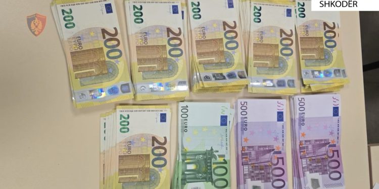 Çifti irlandez gjejnë mbi 40 mijë euro në afërsi të një supermarketi në Durrës, e dorëzojnë në policinë e Shkodrës