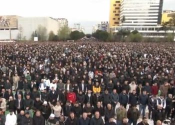 Pas muajit të Ramazanit, besimtarët myslimanë festojnë sot Fitër Bajramin