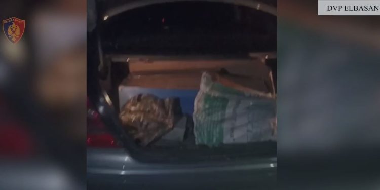 Trafikim armësh drejt Maqedonisë së Veriut, tre të arrestuar në Elbasan