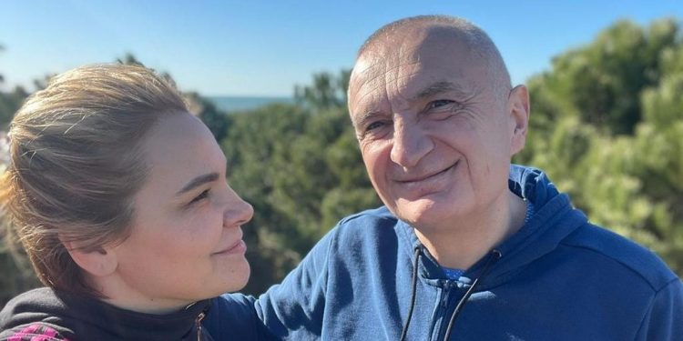 Urimi i veçantë i Monika Kryemadhit për Metën: Dhuratën më të bukur këtë vit ta marrësh me 11 maj