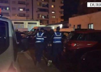 Plas sherr masiv pas përplasjes së makinave, 4 të arrestuar dhe një në kërkim në Durrës