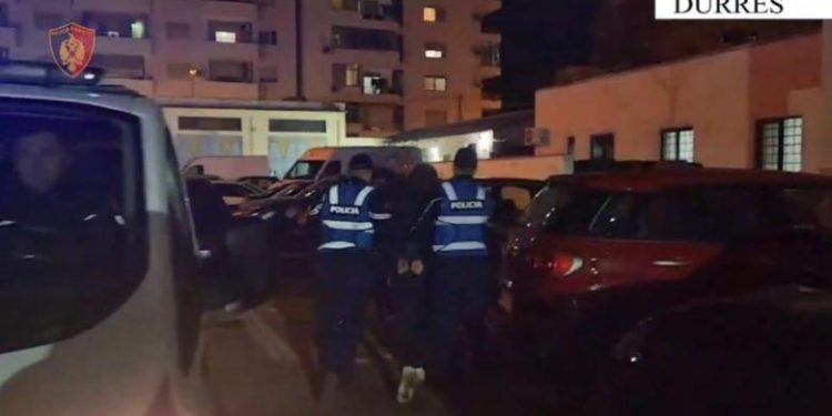 Plas sherr masiv pas përplasjes së makinave, 4 të arrestuar dhe një në kërkim në Durrës