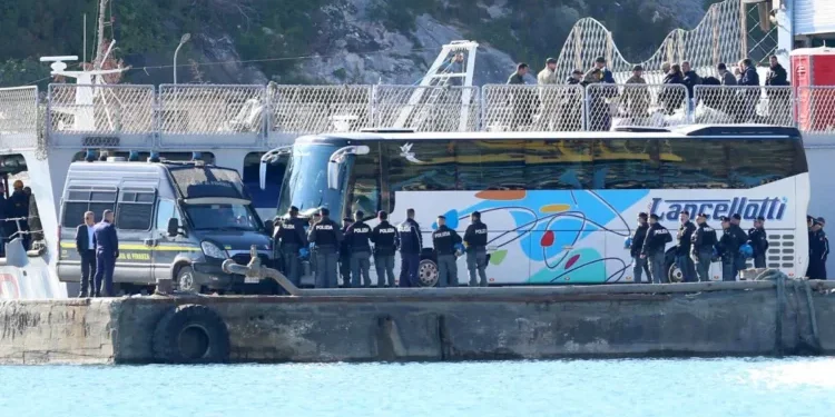 Përdh*nues dhe të varur nga dr*ga, kush janë 40 emigrantët e sjellë në Shqipëri