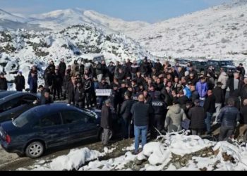 Banorët e Tropojës dhe Hasit bllokojnë pikën kufitare të Qafë Prushit