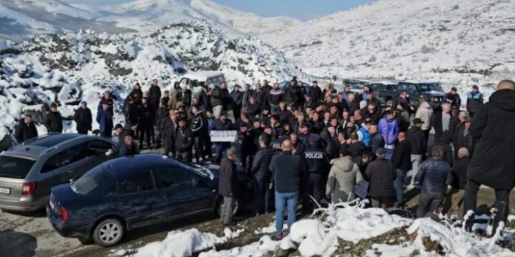 Banorët e Tropojës dhe Hasit bllokojnë pikën kufitare të Qafë Prushit