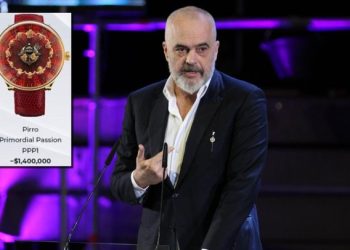 Rama ua kalon udhëheqësve të NATO-s, mban në dorë 1.4 milionë dollarë orë