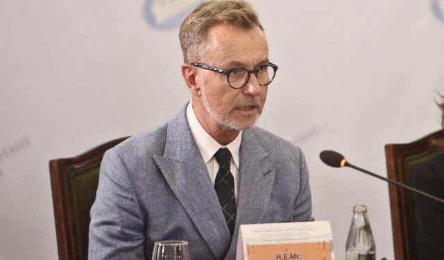 Korrupsioni po shuan ëndrrat e të rinjve, Gonzato ‘shuplakë’ Ramës: Mungon sistemi i bazuar në meritë