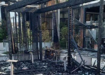 Shkrumbohet nga flakët lokali gjatë natës në Tiranë