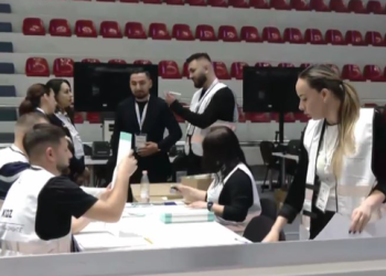 Zgjedhjet në 11 maj, nis vulosja dhe paketimi i fletëve të votimit për shqiptarët jashtë vendit