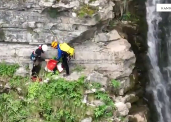 Mbetën të bllokuar në kanionin e Nivicës, shpëtohen 7 turistë