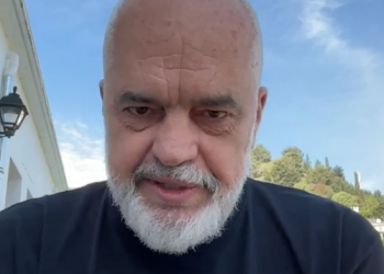 E pyesin për vizitën e fundit në SHBA, Rama nervozohet me komentuesin: O pika, beson budallëkun