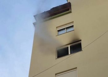 Përfshihet nga flakët apartamenti në Fier