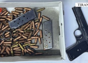 Ushtroi dhunë dhe kanosi me armë bashkëshorten, arrestohet 40-vjeçari në Kamëz