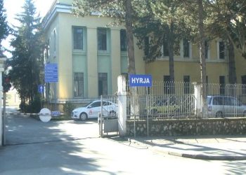 Roja i dehur krijon kaos në Spitalin e Korçës, hyn në dhoma, ofendon pacientët dhe godet familjarin