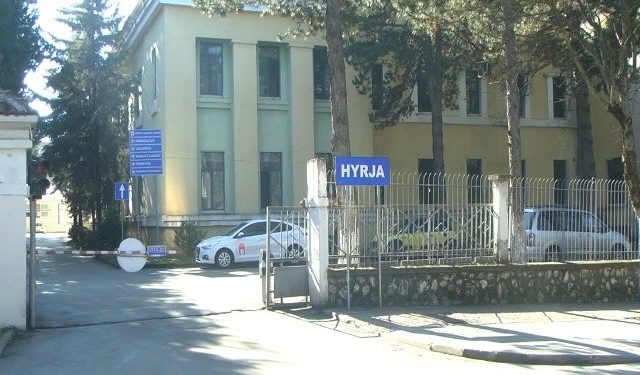 Roja i dehur krijon kaos në Spitalin e Korçës, hyn në dhoma, ofendon pacientët dhe godet familjarin