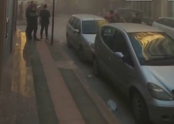 Zjarr në garazhin e një pallati në qendër të Vlorës, disa automjete në flakë